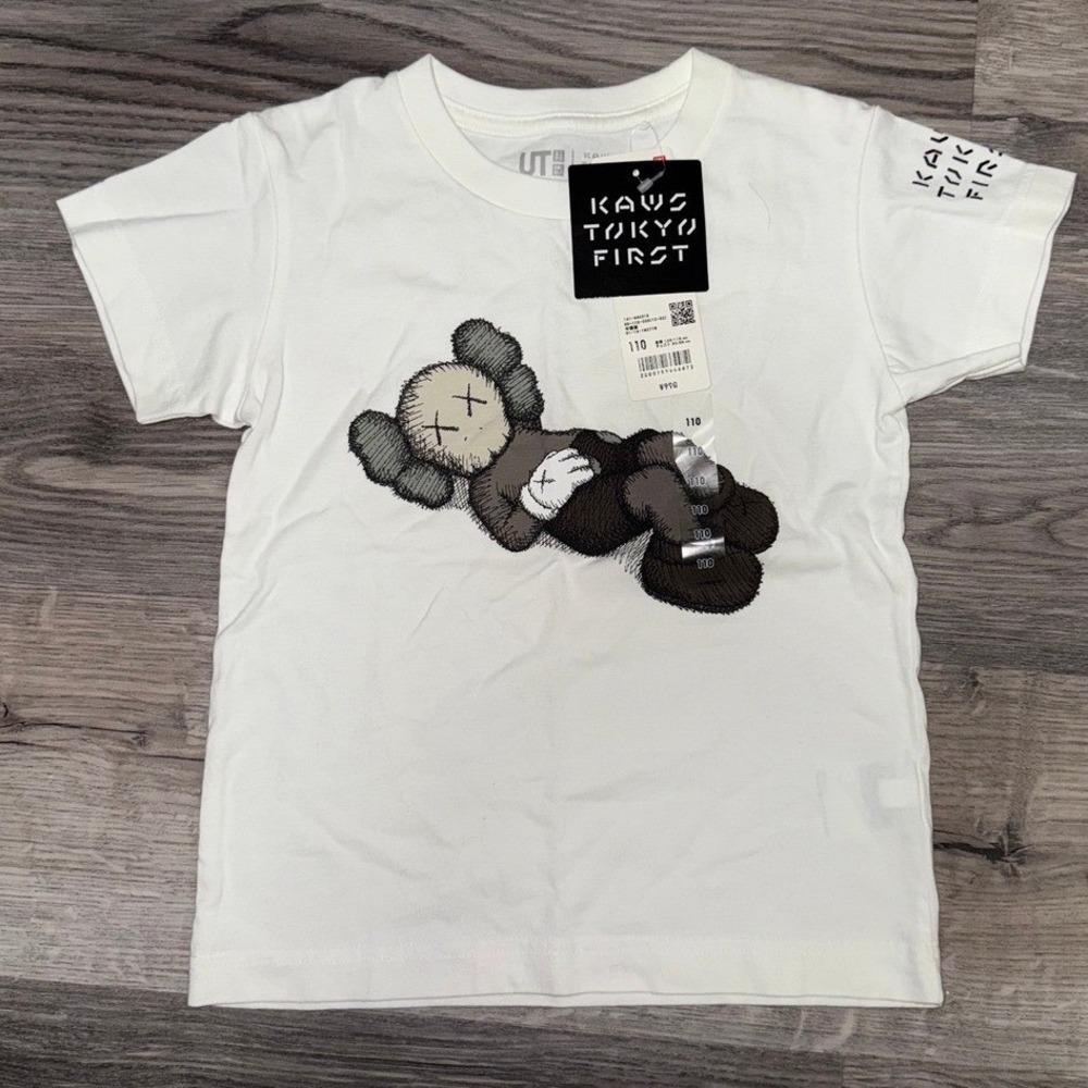 NWT Uniqlo KAWS TOKYO FIRST Kids TShirt Size 110 Collectors
